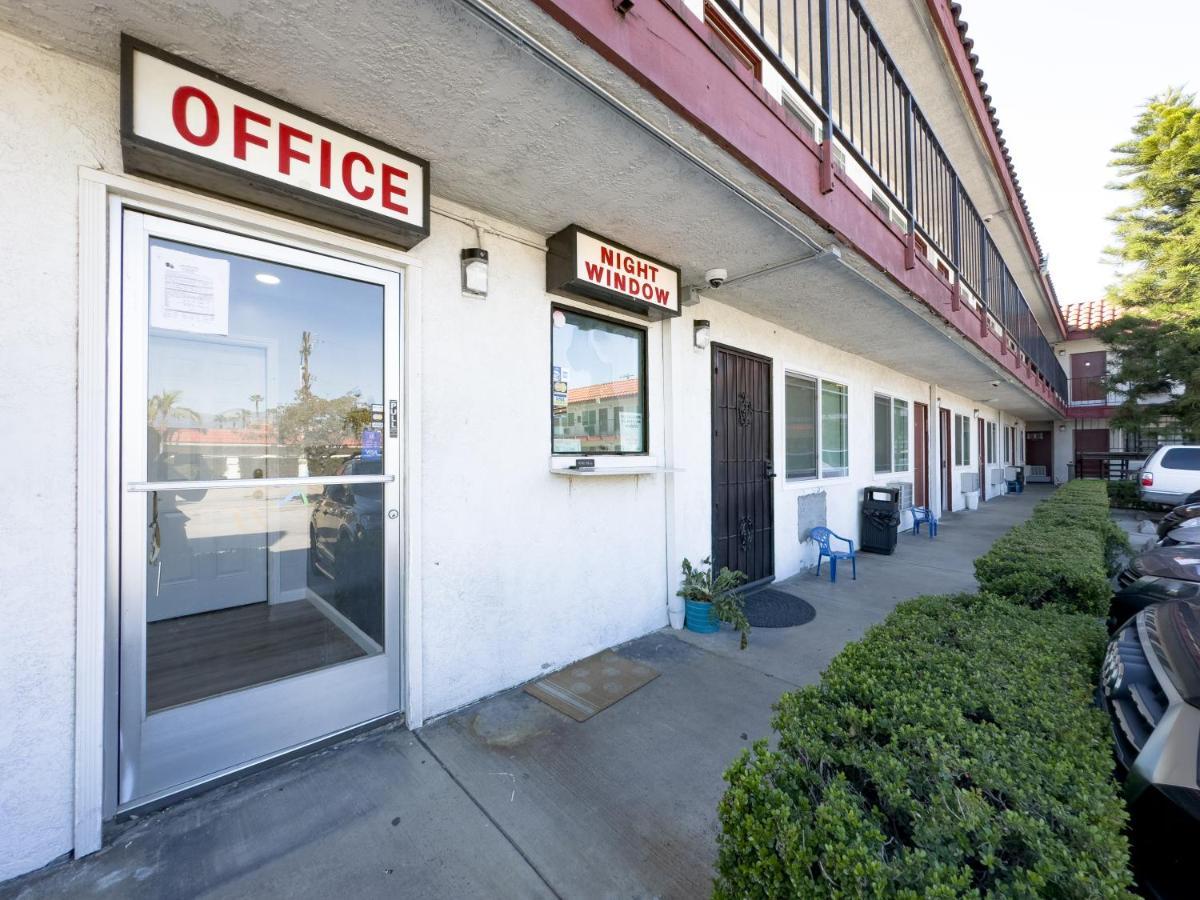Courtesy Inn & Suites Rosemead Bagian luar foto